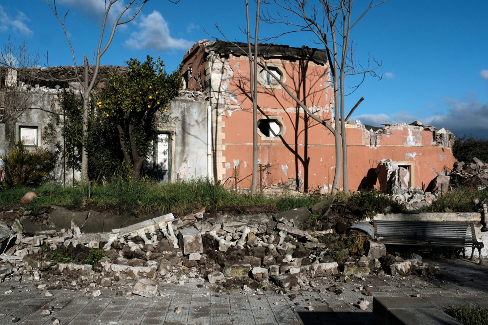 This picture taken on December 26, 2018 shows damaged buildings in Zafferana Etnea near Catania on December 26, 2018, after a 4.8-magnitude earthquake hit the area around Europe's most active volcano Mount Etna. AFP / Giovanni ISOLINO