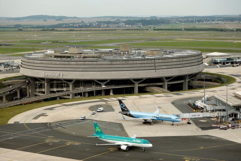 FILE PHOTO: A general view of Terminal 1 at the Charles de Gaulle Airport in Roissy, near Paris, September 17, 2014. REUTERS/Charles Platiau