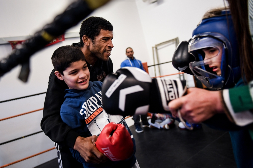 Jorge Pina, 42 years old, blind and paralympic marathoner, teaches boxing to autistic children at Olivais school in Lisbon on January 24, 2018. AFP / PATRICIA DE MELO MOREIRA 