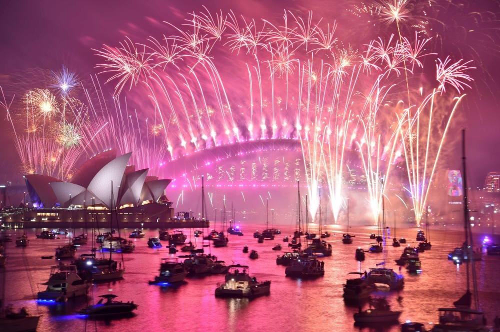 New Year's Eve fireworks erupt over Sydney's iconic Harbour Bridge and Opera House during the fireworks show on January 1, 2019. / AFP / PETER PARKS