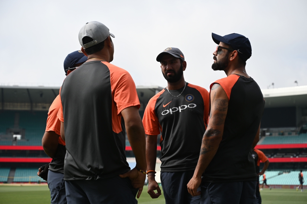 India's captain Virat Kohli (R) talks to teammates before a training session ahead of the fourth and final Test against Australia at the Sydney Cricket Ground in Sydney on January 2, 2019. AFP / Peter PARKS 