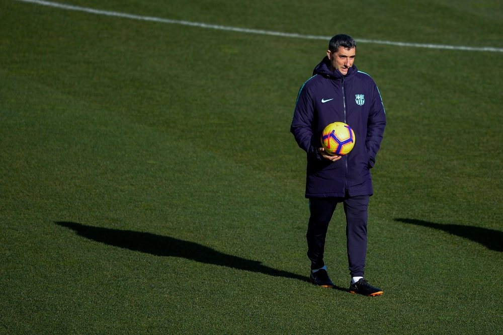 Barcelona's Spanish coach Ernesto Valverde attends a training session open to the public at the Mini Stadium in Barcelona on January 4, 2019. / AFP / Josep LAGO