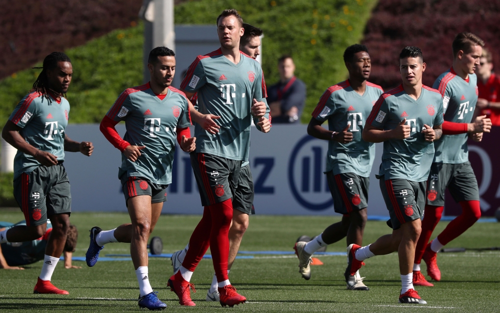 FC Bayern Munich's goalkeeper Manuel Neuer (C) attends a training session during their winter training camp at the Aspire Academy for Sports Excellence in the Qatari capital Doha on January 5, 2019. / AFP / KARIM JAAFAR