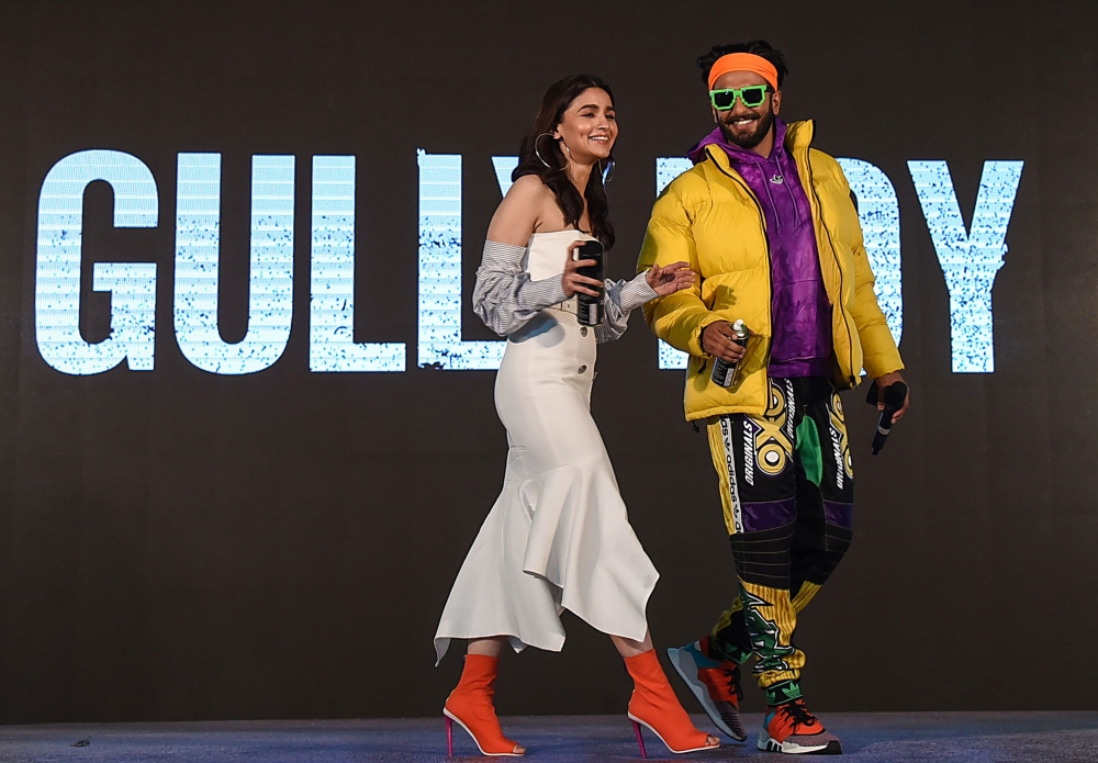 Indian Bollywood actors Ranveer Singh (R) and Alia Bhatt (L) attend the trailer launch of their upcoming musical Hindi film 'Gully Boy' directed by Zoya Akhtar in Mumbai on January 9, 2019. AFP / Sujit Jaiswal