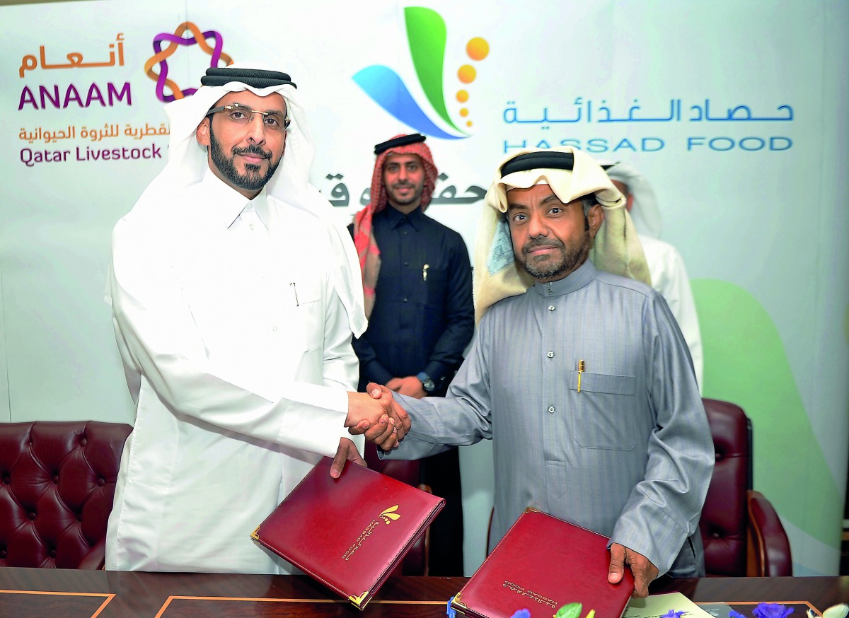 Mubarak Rashid Al Sahuti (left), Executive Director of Business Relations, Hassad, shaking hands with Hamad Faleh Al Shahwani, Chairman of “Annam”, in the presence of Mohamed bin Badr Al Sadah (centre), Hassad Chief Executive Officer, during the signing c