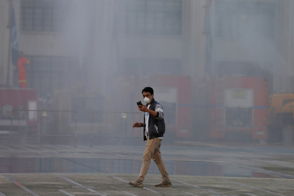 Bangkok authorities wash the dust off streets in the capital city after the particulate matter (PM2.5) reached hazardous levels in Bangkok, Thailand January 14, 2019. Reuters/Soe Zeya Tun