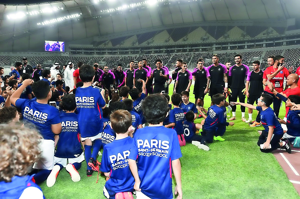 PSG players with the students of Doha’s PSG Academy.
