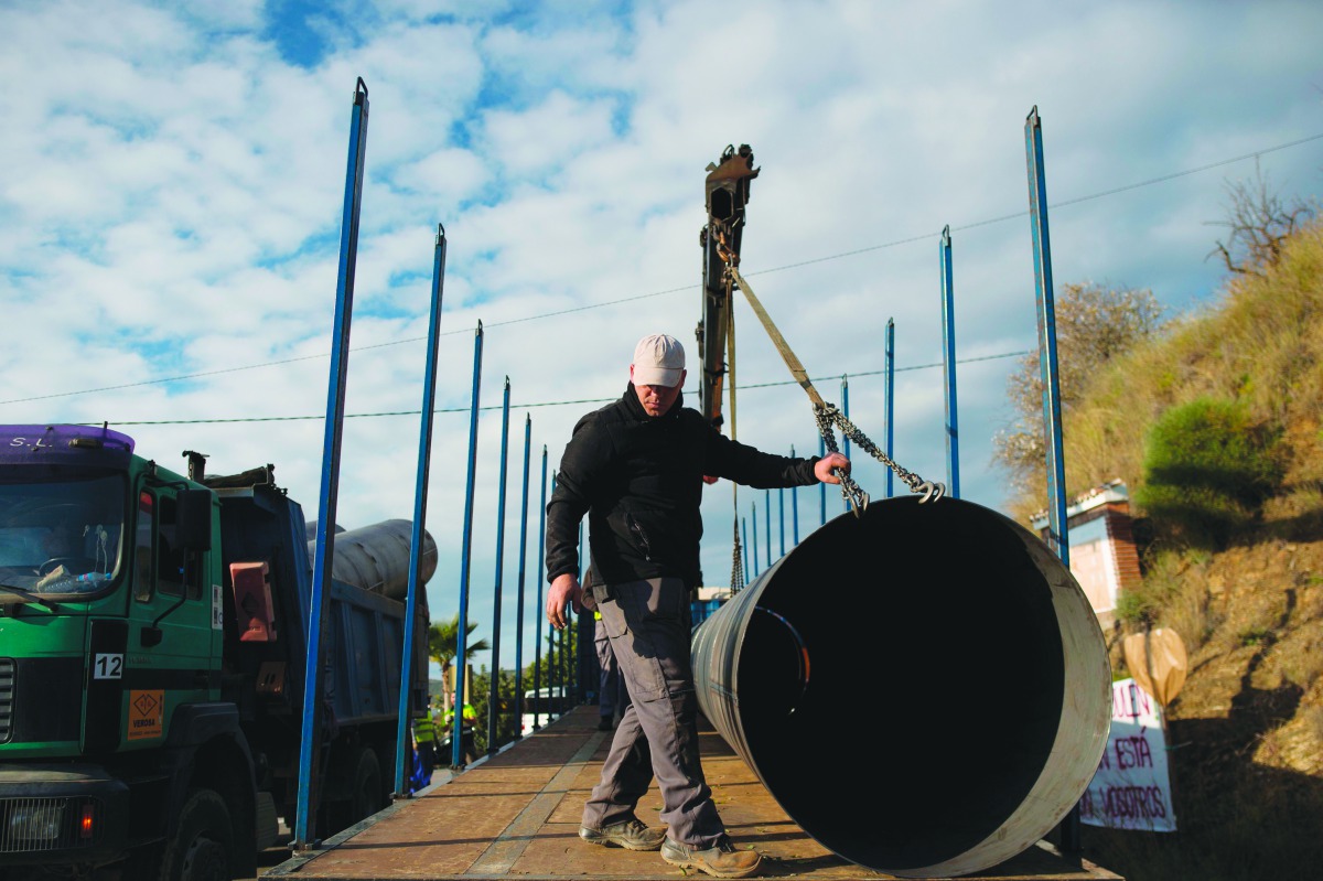 Rescue workers continue efforts to find a boy who fell down a well in Totalan in southern Spain on January 17, 2019. AFP / Jorge Guerrero