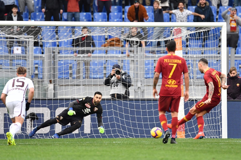 AS Roma Serbian defender Aleksandar Kolarov (R) scores a penalty kick past Torino's Italian goalkeeper Salvatore Sirigu (2ndL) during the Italian Serie A football match AS Roma vs Torino on January 19, 2019 at the Olympic stadium in Rome. / AFP / Vincenzo
