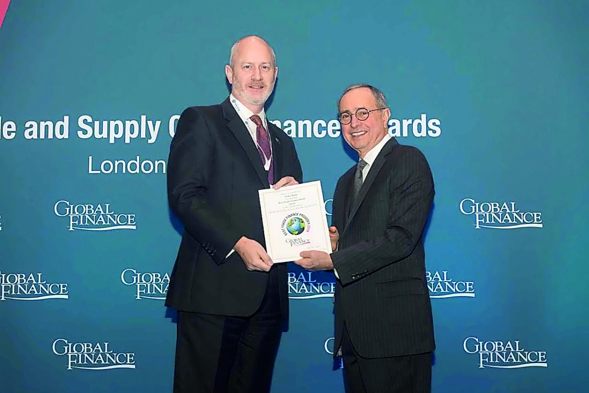 Richard Whiting (left), Chief Representative of Doha Bank London Representative Office receiving the award from Joseph Giarraputo.