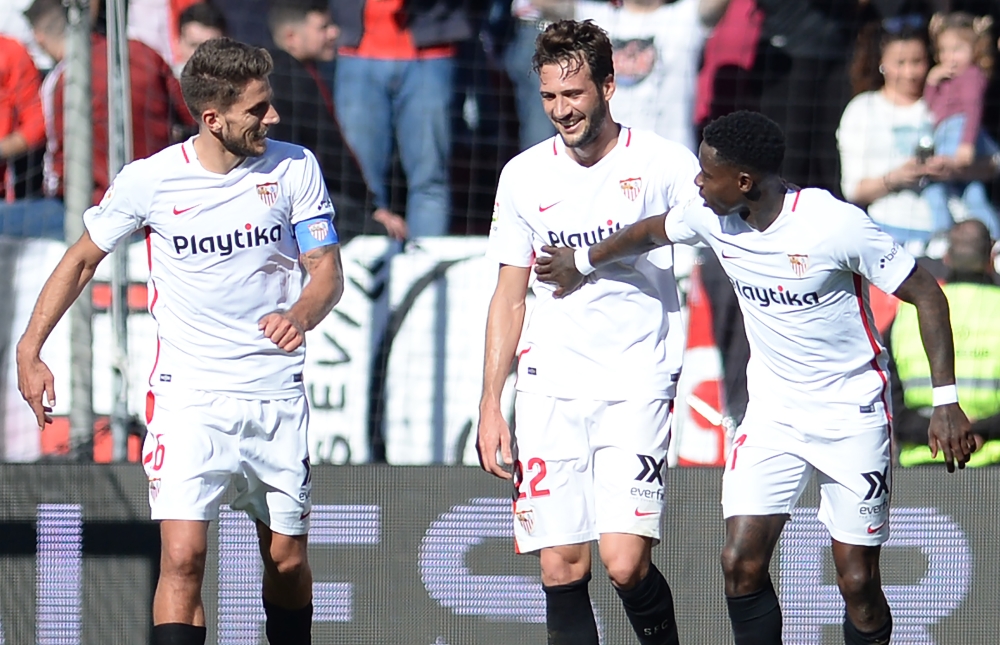 Sevilla's Dutch midfielder Quincy Promes (R) celebrates his goal with Sevilla's Italian-Argentinian midfielder Franco Vazquez (C) and Sevilla's Portuguese midfielder Daniel Carrico during the Spanish league football match between Sevilla FC and Levante UD