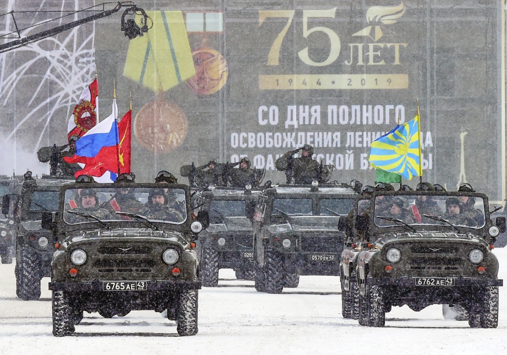 Russian servicemen take part in a military parade marking the 75th anniversary of the lifting of the Nazi siege of Leningrad, at Dvortsovaya Square in Saint Petersburg on January 27, 2019.  AFP / OLGA MALTSEVA