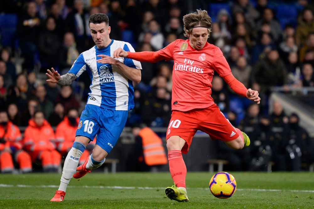 Real Madrid's Croatian midfielder Luka Modric (R) challenges Espanyol's Spanish midfielder Alex Lopez during the Spanish league football match between RCD Espanyol and Real Madrid CF at the RCDE Stadium in Cornella de Llobregat on January 27, 2019. AFP / 