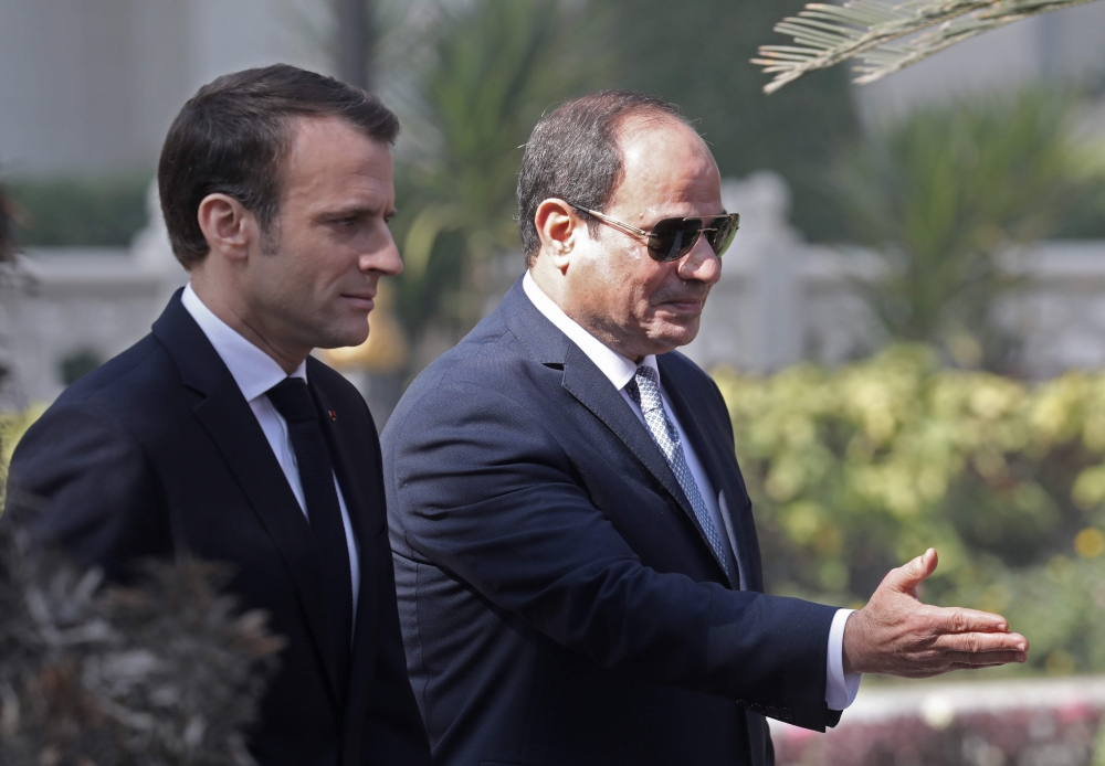 French President Emmanuel Macron (L) and his Egyptian counterpart Abdel Fattah al-Sissi (R) are pictured during a welcome ceremony at the presidential palace in Cairo on January 28, 2019.  AFP / Ludovic MARIN