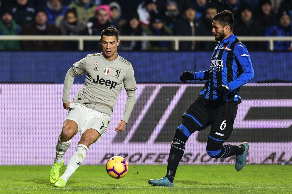 Juventus' Portuguese forward Cristiano Ronaldo (L) dribbles Atalanta's Argentine defender Jose Luis Palomino during the Italian Tim Cup round of eight football match Atalanta Bergamo vs Juventus on January 30, 2019 at the Atleti Azzurri d'Italia stadium i