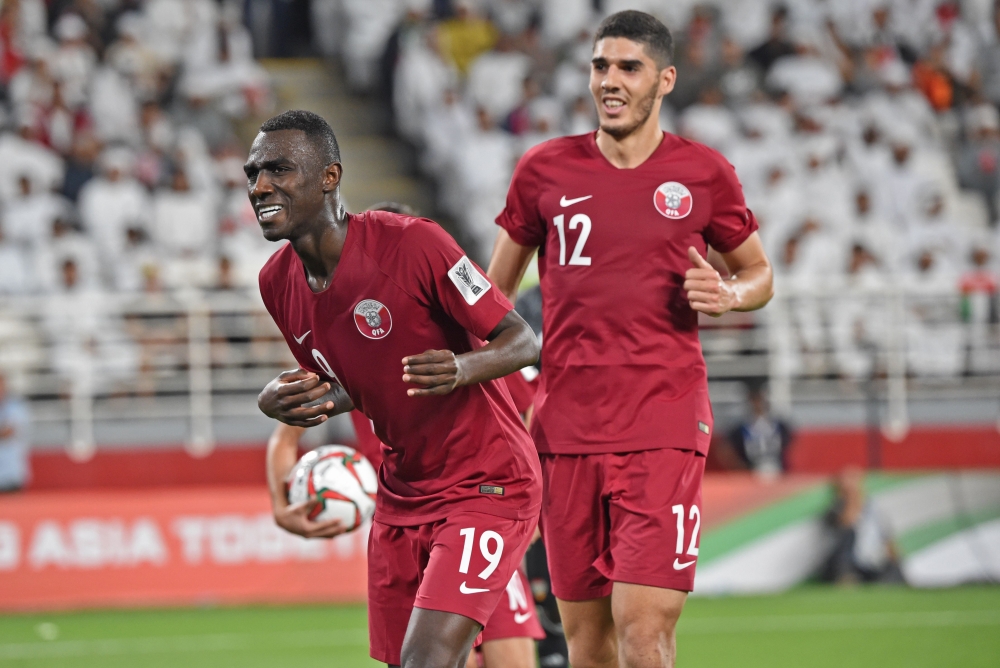 Qatar's forward Almoez Ali (L) celebrates his goal during the 2019 AFC Asian Cup semi-final football match between Qatar and UAE at the Mohammed Bin Zayed Stadium in Abu Dhabi on January 29, 2019. (AFP / Roslan RAHMAN)