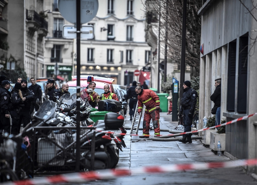 Firefighters are at work near a building that caught fire in the 16th arrondissement in Paris, on February 5, 2019. AFP / STEPHANE DE SAKUTIN