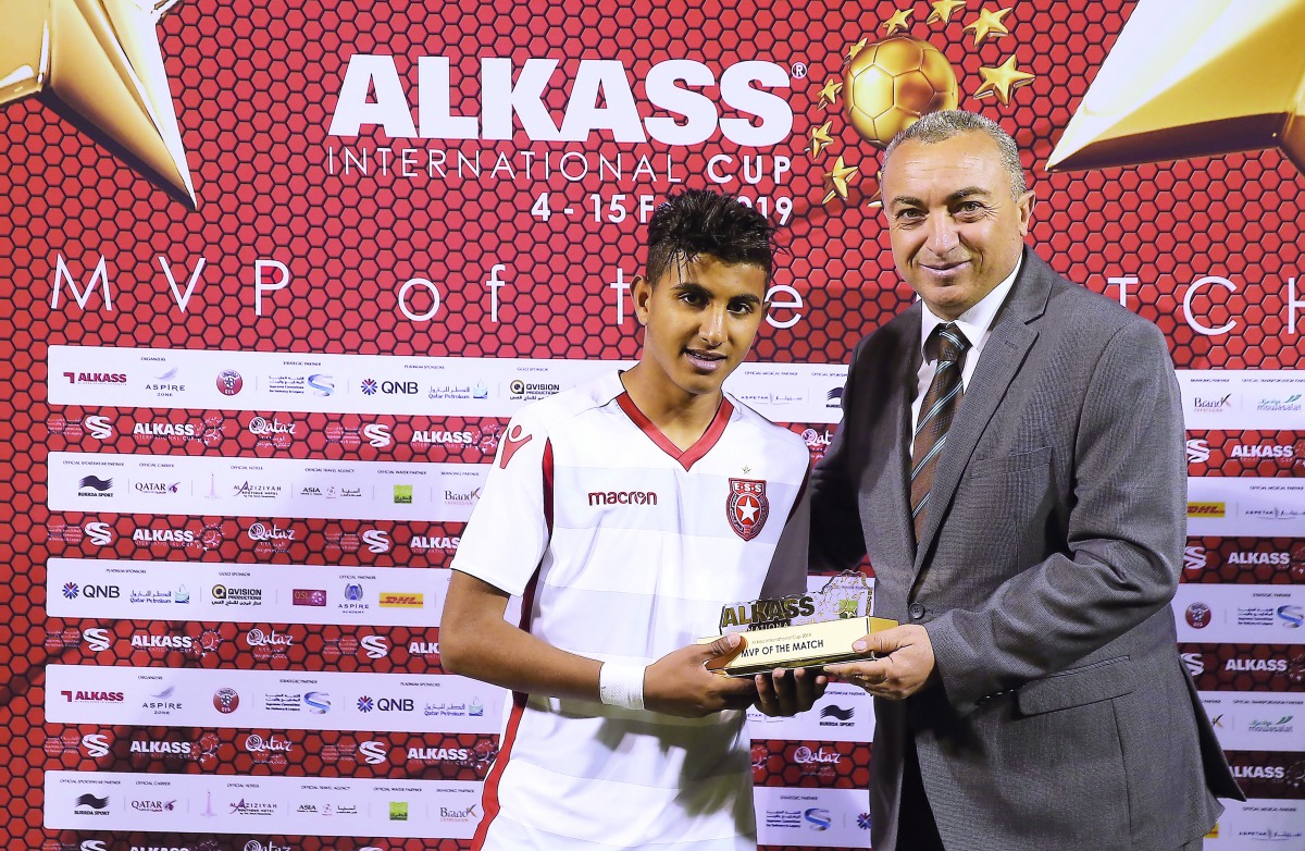 A player of Étoile Sportive du Sahel receiving the Man-of-the-match award after their match against Bayern Munich during the Al Kass Cup at Aspire Academy yesterday.