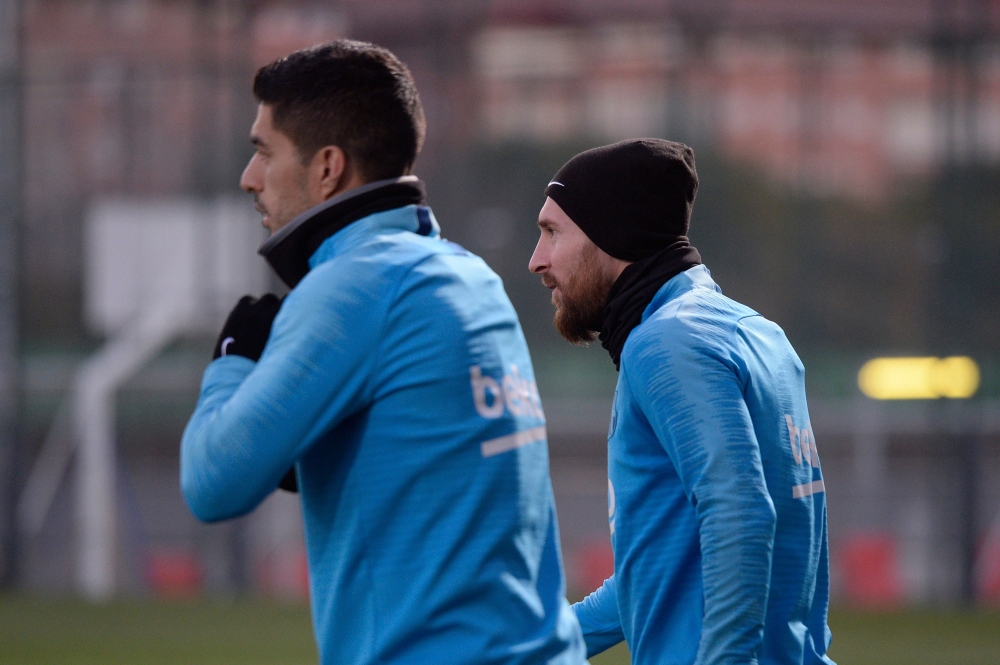 Barcelona's Uruguayan forward Luis Suarez (L) and Barcelona's Argentinian forward Lionel Messi arrive for a training session at the Joan Gamper Sports Center in Sant Joan Despi on February 5, 2019. / AFP / Josep LAGO