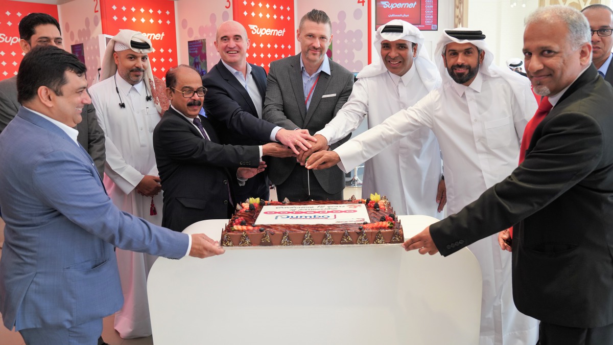 Officials of Jumbo Electronics and Ooredoo during a cake cutting ceremony.