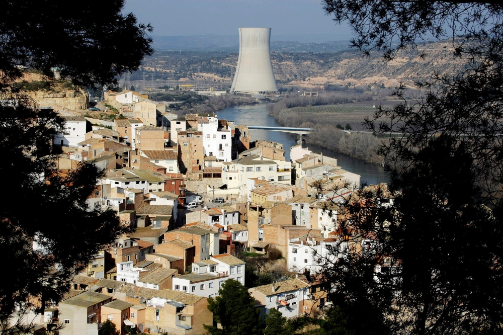 FILE PHOTO: A view of Asco village and a nuclear plant, which uses the waters of the Ebro river water to cool it, in Asco near Tarragona January 27, 2010. REUTERS/Gustau Nacarino/File Photo