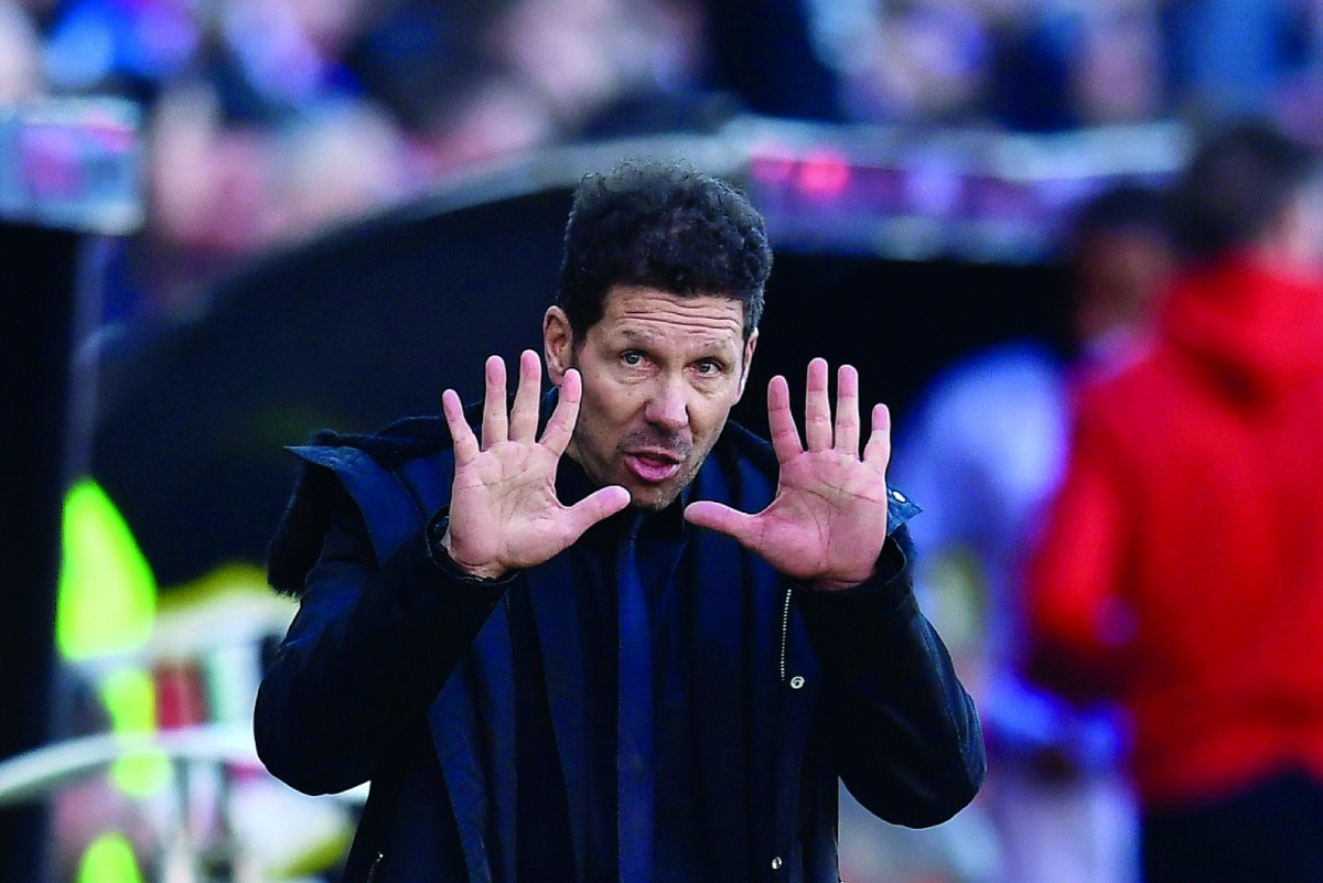 Atletico Madrid's Argentinian coach Diego Simeone gestures during the Spanish League football match between Rayo Vallecano and Atletico de Madrid at the Vallecas stadium in Madrid on February 16, 2019. AFP / Oscar Del Pozo
