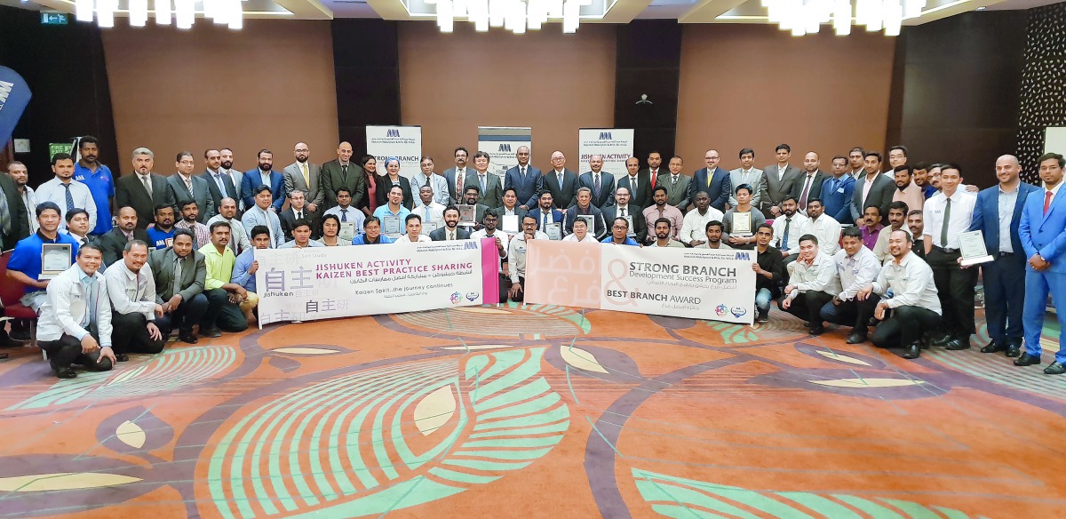 The participants posing for a group photo after the event. 