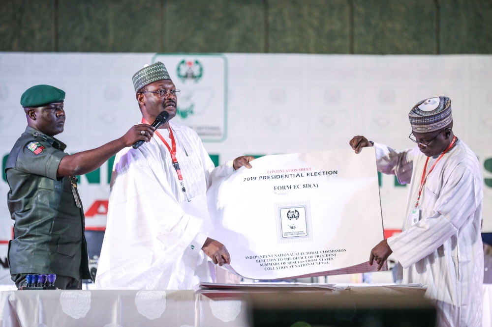 Nigeria's Independent National Electoral Commission (INEC) chairman Mahmood Yakubu displays vote result sheets on February 25, 2019 in Abuja during the presidential elections announcement. AFP / Kola SULAIMON