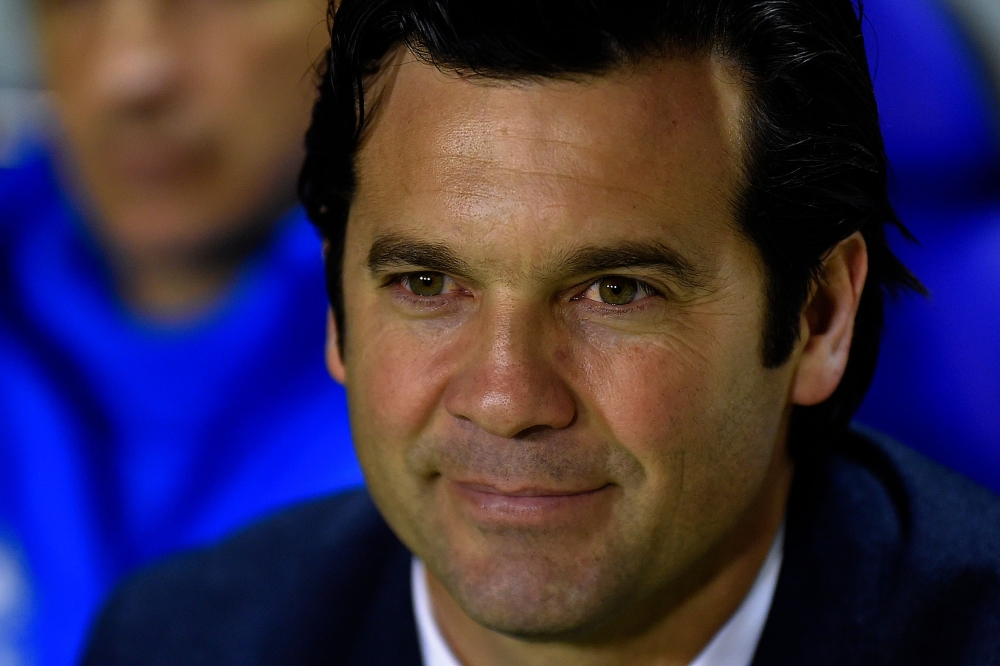 Real Madrid's Argentinian coach Santiago Solari attends the Spanish league football match between Levante UD and Real Madrid CF at the Ciutat de Valencia stadium in Valencia on February 24, 2019. / AFP / JOSE JORDAN