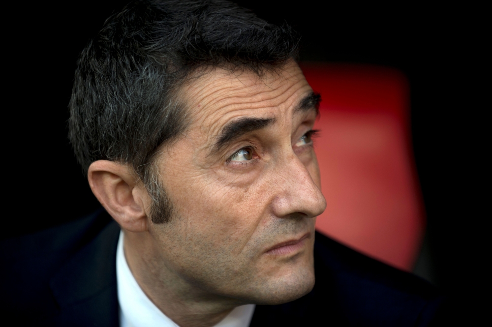 Barcelona's Spanish coach Ernesto Valverde looks on before the Spanish league football match between Sevilla FC and FC Barcelona at the Ramon Sanchez Pizjuan stadium in Seville on February 23, 2019. / AFP / JORGE GUERRERO