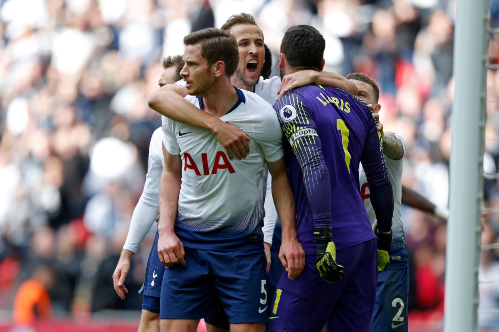 Tottenham Hotspur's English striker Harry Kane (C) celebrates with Tottenham Hotspur's Belgian defender Jan Vertonghen (L) and Tottenham Hotspur's French goalkeeper Hugo Lloris (R) after they save then block a penalty and follow-up from Aubameyang during 
