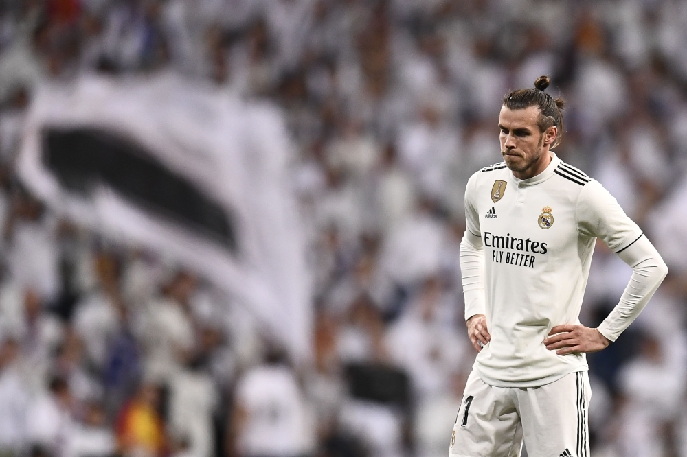 Real Madrid's Welsh forward Gareth Bale stands on the field during the Spanish league football match between Real Madrid CF and FC Barcelona at the Santiago Bernabeu stadium in Madrid on March 2, 2019. / AFP / OSCAR DEL POZO