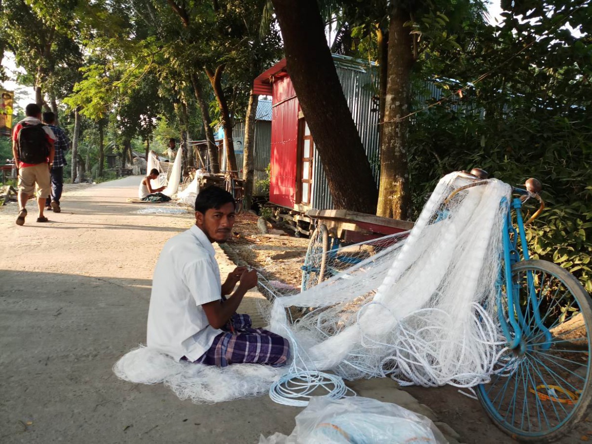 Fishermen on Monpura island, Bangladesh, make fishing nets, October 24, 2018. Thomson Reuters Foundation/Rafiqul Islam
