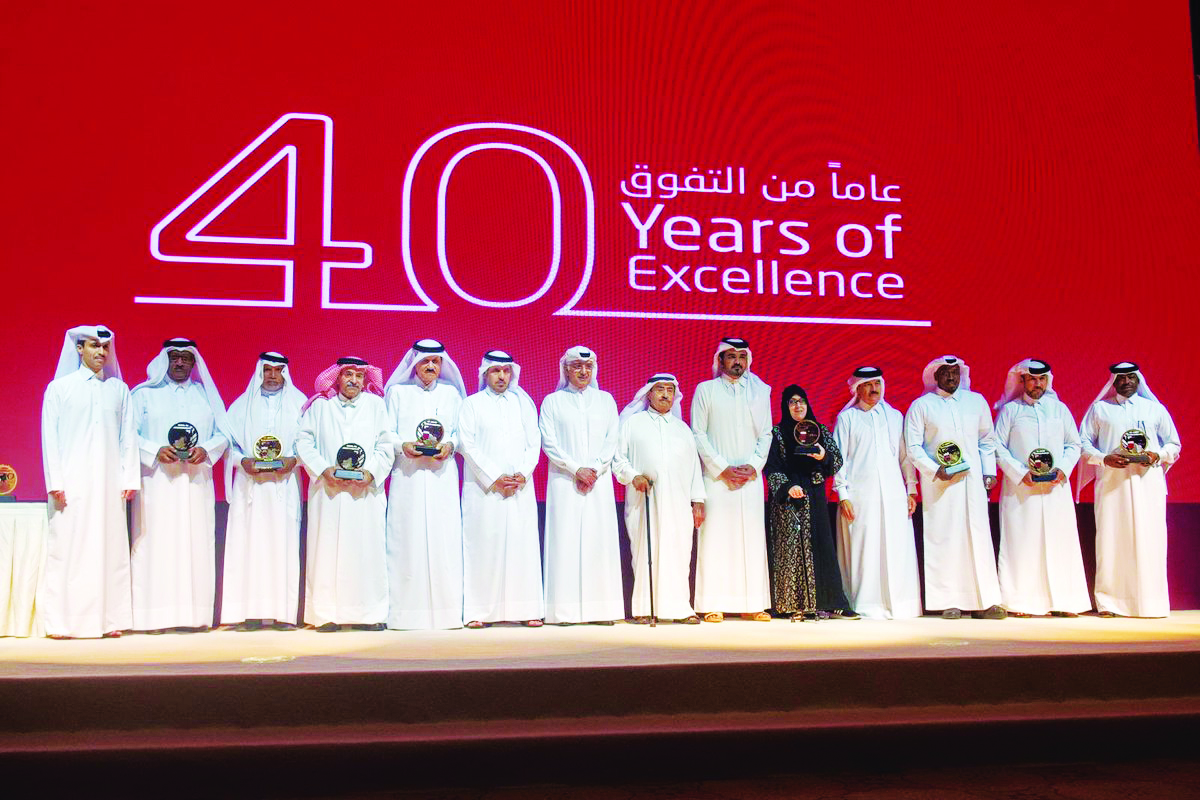 Prime Minister and Interior Minister, H E Sheikh Abdullah bin Nasser bin Khalifa Al Thani and President of Qatar Olympic Committee (QOC), H E Sheikh Joaan bin Hamad Al Thani, pose for a photograph with officials and awardees during a ceremony held at Kemp