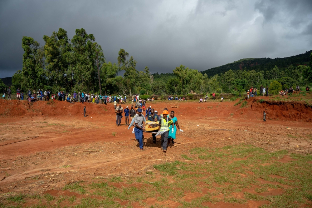Wounded survivors are evacuated by helicopter from Chimanimani on March 19, 2019 to an hospital in Mutare, after the area was hit by the Cyclone Idai. AFP / ZINYANGE AUNTONY