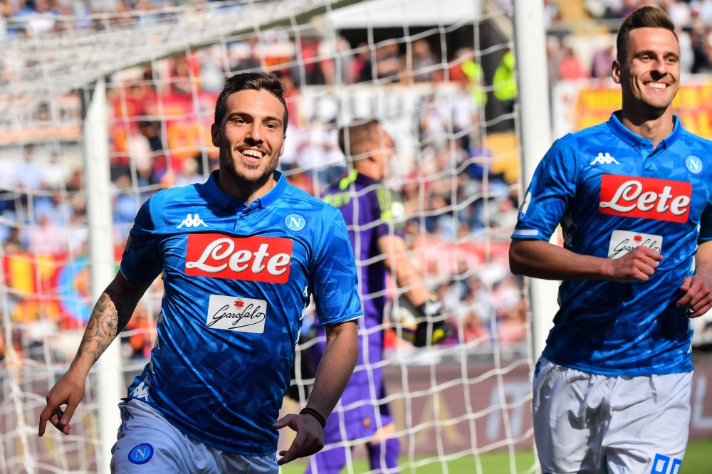 Napoli's Italian midfielder Simone Verdi (L) celebrates with Napoli's Polish forward Arkadiusz Milik after scoring during the Italian Serie A football match AS Roma vs SSC Napoli on March 31, 2019 at the Olympic stadium in Rome. / AFP / Andreas SOLARO