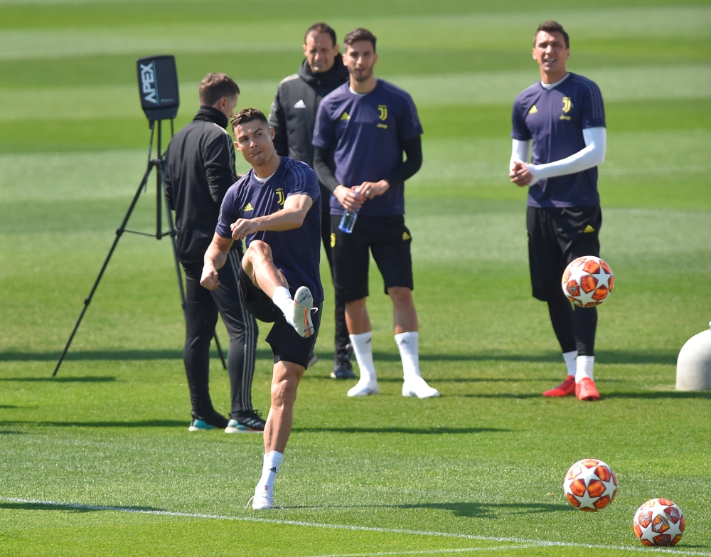 Juventus' Cristiano Ronaldo as coach Massimiliano Allegri and team mates look on during training REUTERS/Massimo Pinca