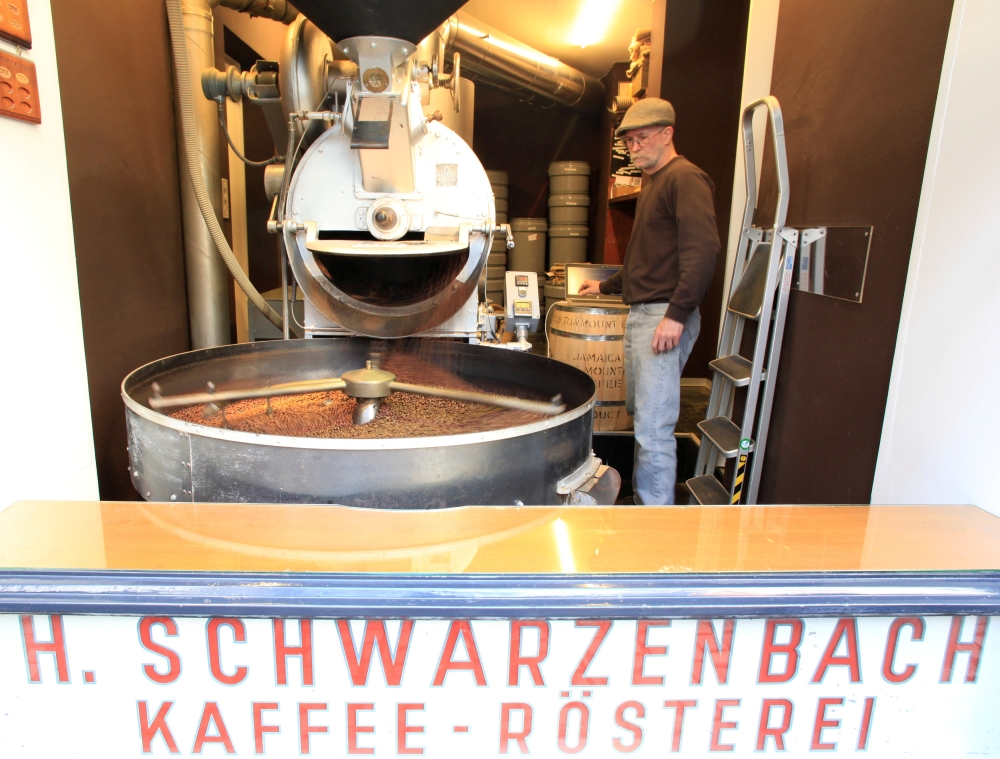 Freshly roasted coffee beans fall into a tumbler after the drum type roaster is opened by an employee at H. Schwarzenbach coffee roastery in Zurich, Switzerland December 4, 2018. (REUTERS/Arnd Wiegmann/File Photo)
