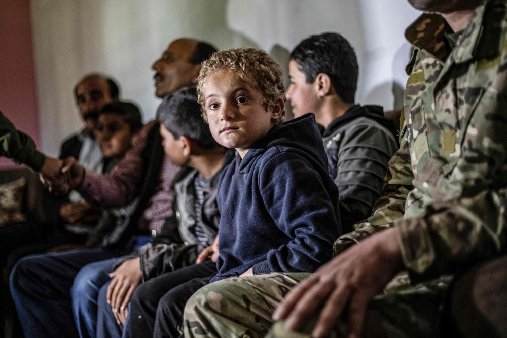 Iraqi Yazidi children rescued from the Islamic State (IS) group waiting to board buses bound for Sinjar in Iraq's Yazidi heartland. AFP / Delil SOULEIMAN
