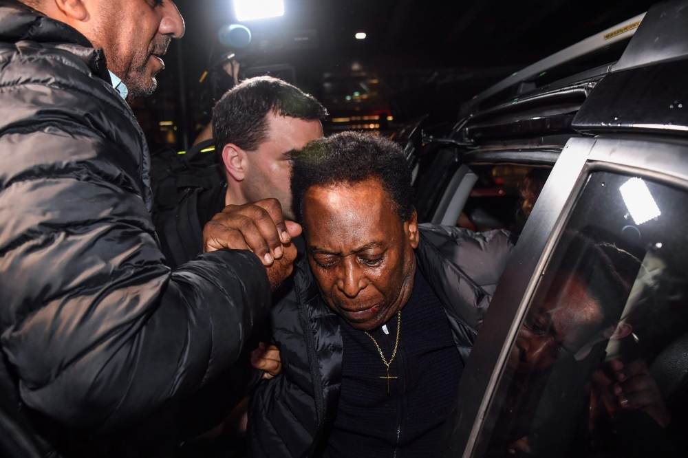 Brazilian football great Edson Arantes do Nascimento, known as Pele, arrives at Guarulhos International Airport, in Guarulhos some 25km from Sao Paulo, Brazil, on April 9, 2019. / AFP / NELSON ALMEIDA