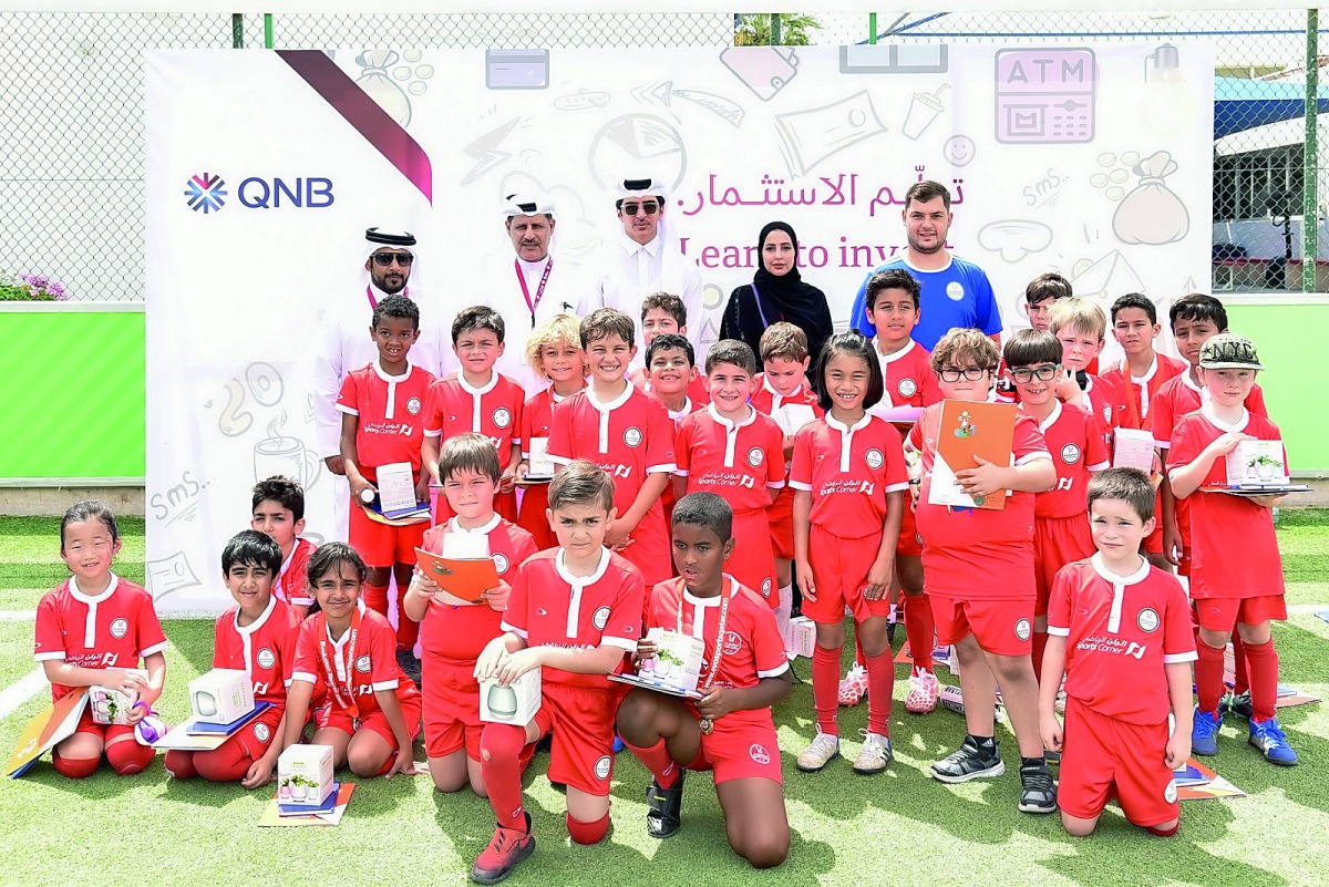 The participants pose with the officials after the JSL round. 