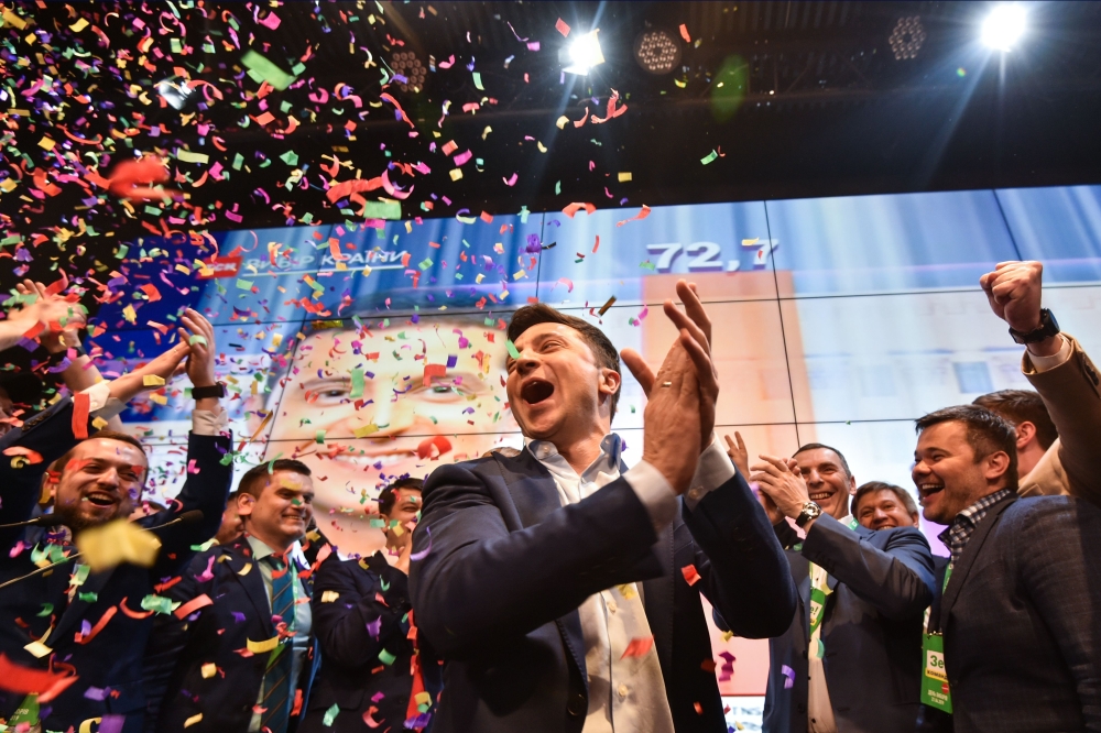 Ukrainian comedian and presidential candidate Volodymyr Zelensky reacts after the announcement of the first exit poll results in the second round of Ukraine's presidential election at his campaign headquarters in Kiev on April 21, 2019. / AFP / Genya SAVI