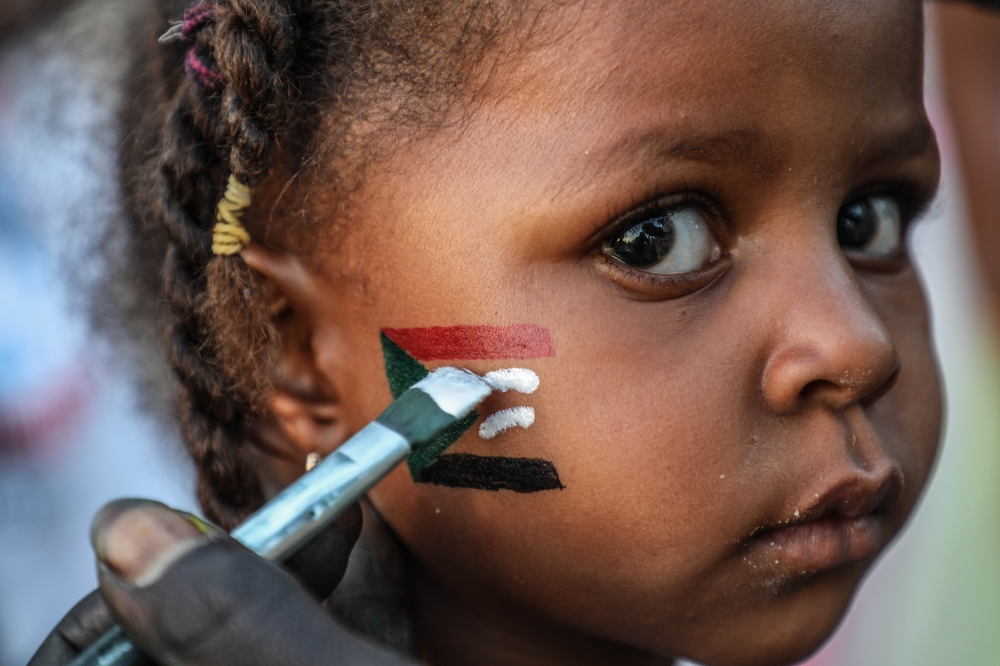 Sudanese demonstrators gather in front of military headquarters during a demonstration after The Sudanese Professionals Association's (SPA) call, demanding a civilian transition government, in Khartoum, Sudan on April 22, 2019. Mahmoud Hjaj - Anadolu 

