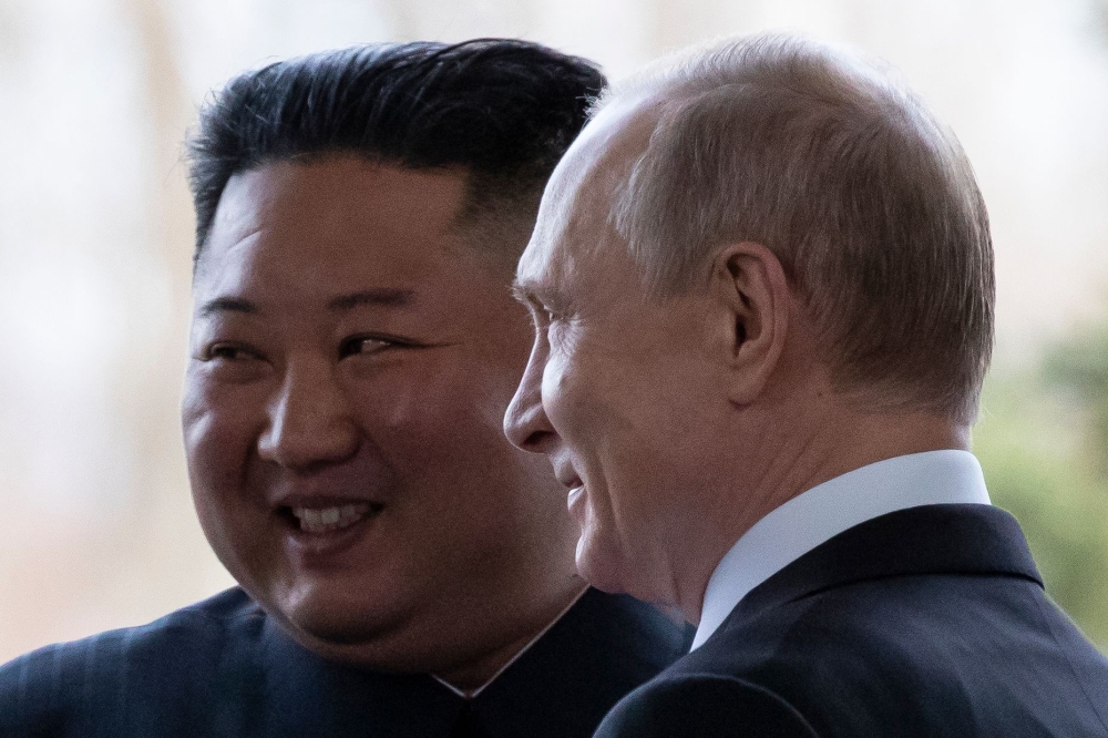 Russian President Vladimir Putin welcomes North Korean leader Kim Jong Un prior to their talks at the Far Eastern Federal University campus on Russky island in the far-eastern Russian port of Vladivostok on April 25, 2019. / AFP / POOL / Alexander Zemlian
