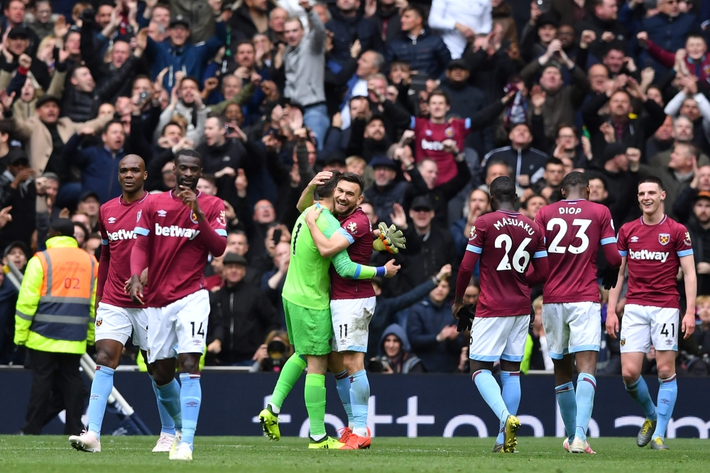 West Ham United's Polish goalkeeper Lukasz Fabianski (centre left) and West Ham United's Scottish midfielder Robert Snodgrass (centre right) celebrate on the pitch after the English Premier League football match between Tottenham Hotspur and West Ham Unit