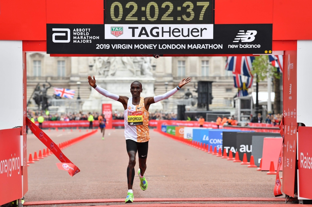 Kenya's Eliud Kipchoge crosses the finish line to win the elite men's race of the 2019 London Marathon in central London on April 28, 2019. AFP / Ben Stansall 