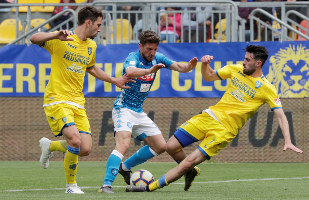 Napoli's Dries Mertens in action with Frosinone's Luca Paganini REUTERS/Ciro De Luca