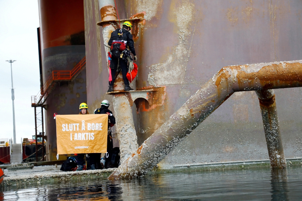 Greenpeace activists stay on the Equinor oil rig near Hammerfest, Norway, April 29, 2019. Jonne Sippola/ Greenpeace/ Handout via REUTERS 