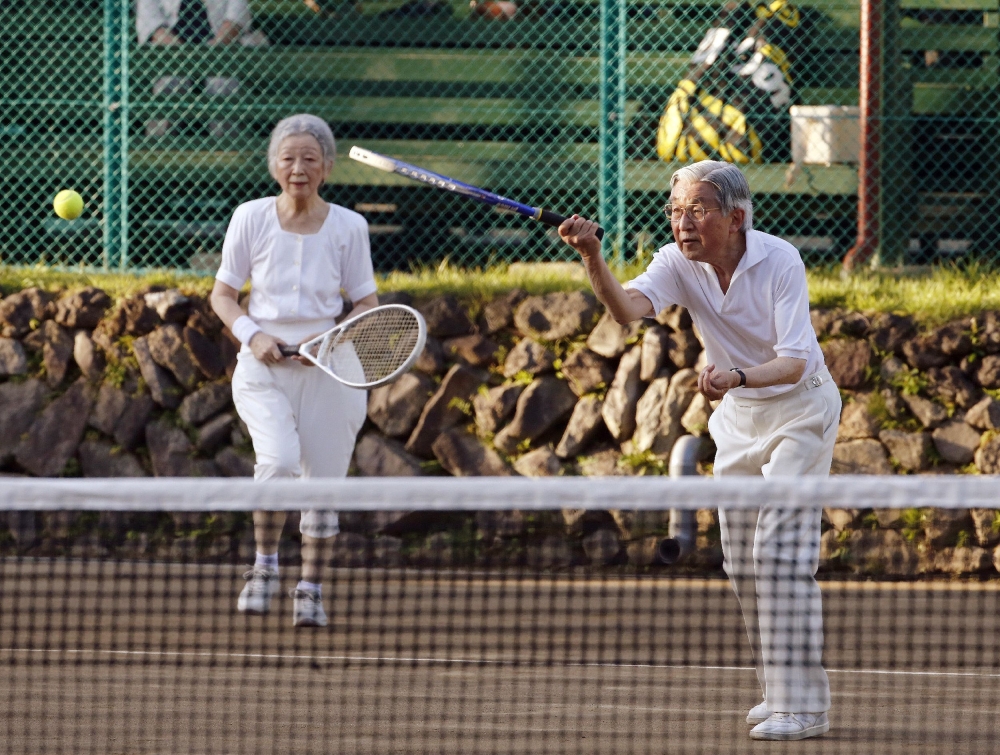 
In this file photo taken on August 27, 2013 Japanese Emperor Akihito (R) and Empress Michiko play tennis at Japan's mountain resort Karuizawa in Nagano prefecture. AFP / Jiji Press