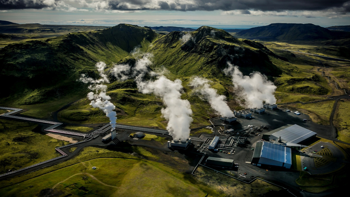 The Hellisheiði Geothermal Power Plant is the site of the original CarbFix project, which injected approximately 200 tons of CO2 into the subsurface and fixed it as stable carbonate minerals. (Sigrg/Wikimedia Commons/CC BY-SA 4.0) 